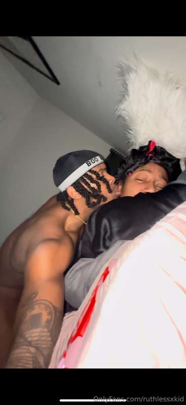 pretty lips let me come thru and stretch her to bed🥹💢beat he.. 4