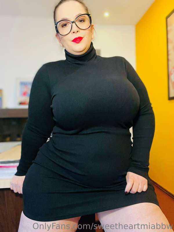 Happy Monday ! Would you get in trouble with HR if i was you.. 6