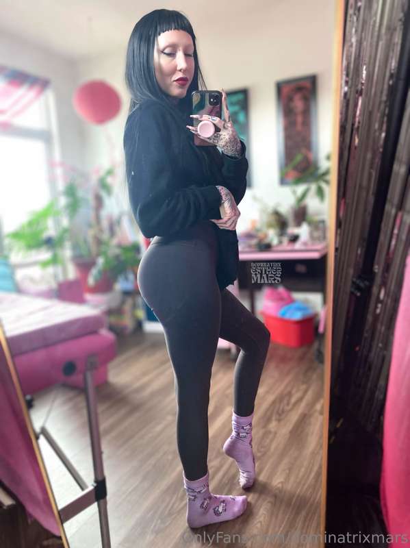 Casual & comfy in my Lululemon leggings. 1