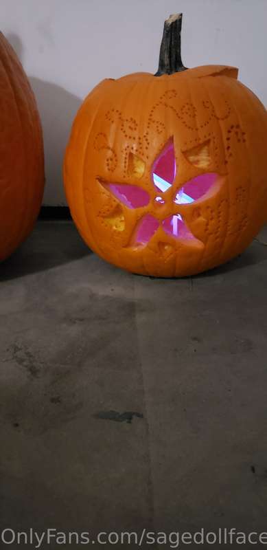 My two favorite pumpkins I carved this year. Both were freeh.. 3
