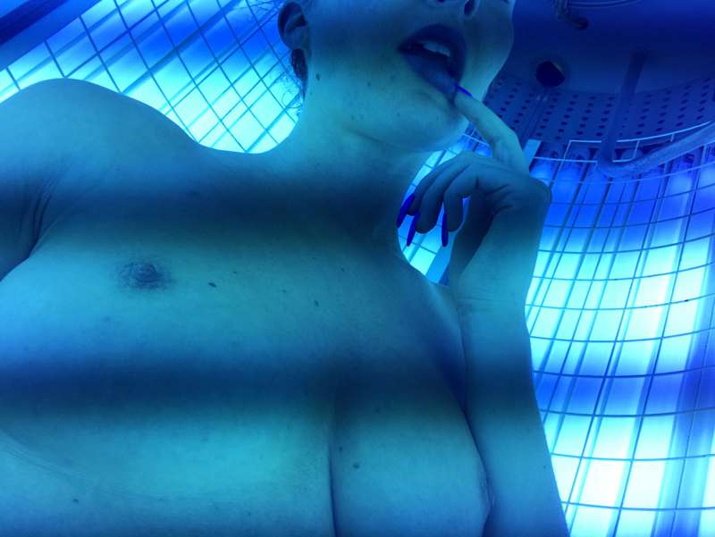 Naked beauty in photos x 5