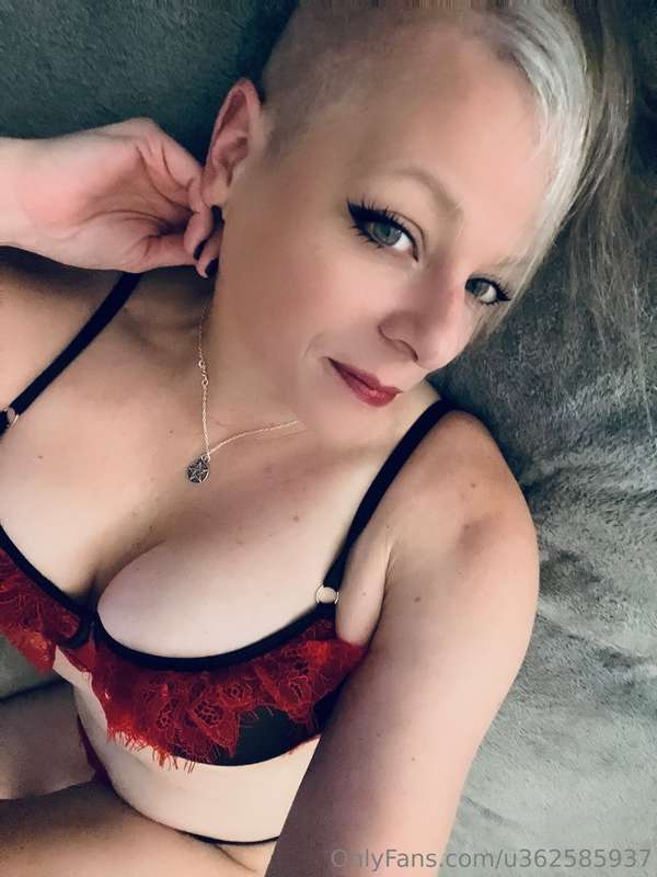 good morning! have the best day 🖤💋 12