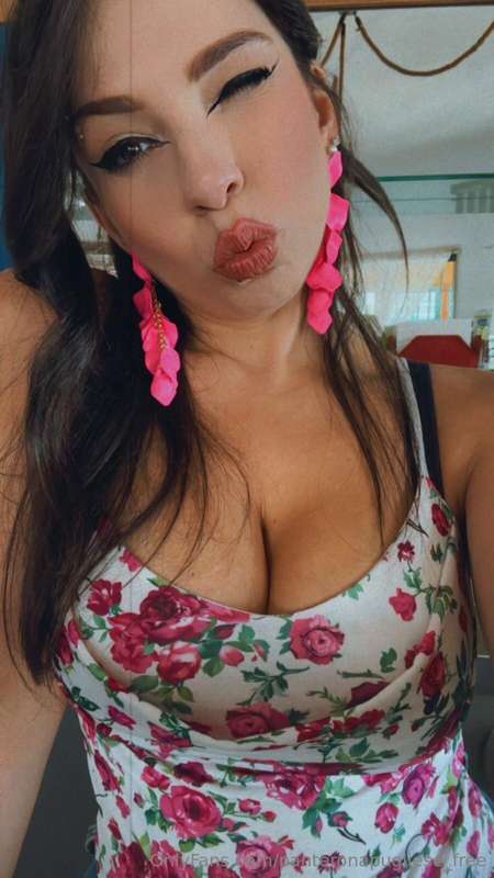 Barbie vi manda un bacione 😏💋🥰 Un succulento bacione 💦💦💦 Su ..