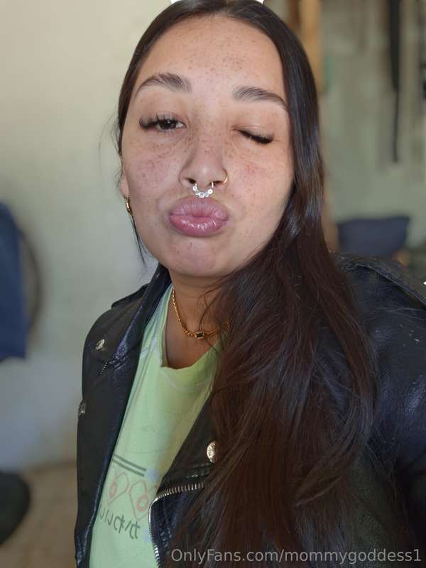 a kiss to all my good boys who will tip me on this post and ..