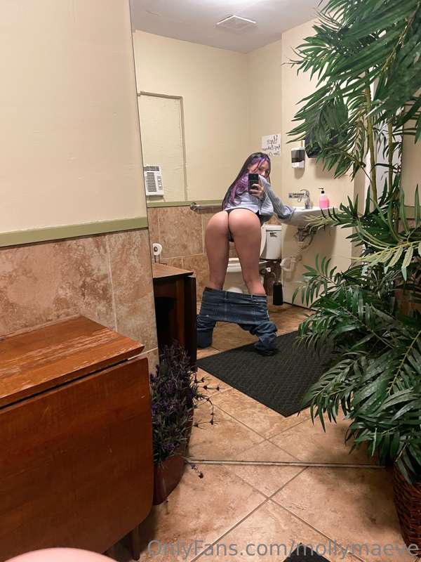 I’m waiting in the bar bathroom when you walk in… wyd ?