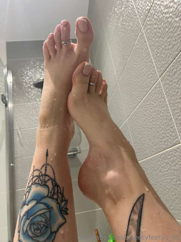 Finally decided to try the French tips on my toes ;) and saf..