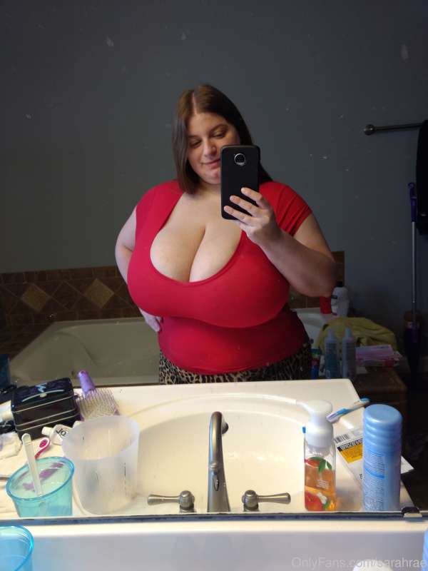Taking my tits out of my tight top 😘