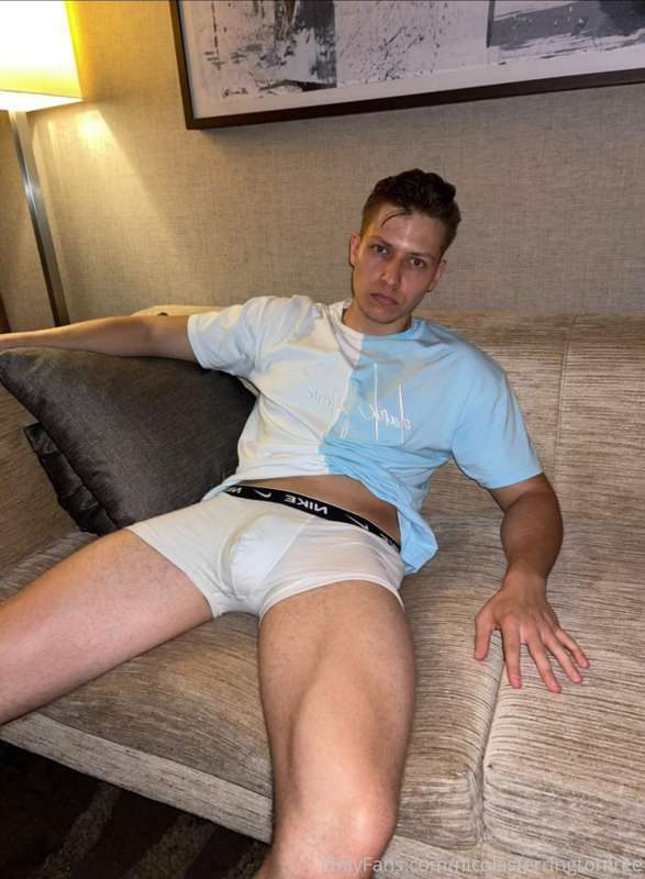 Come and sit on my lap 🥵😈
Come and let's chat 1v1 and enjoy ..