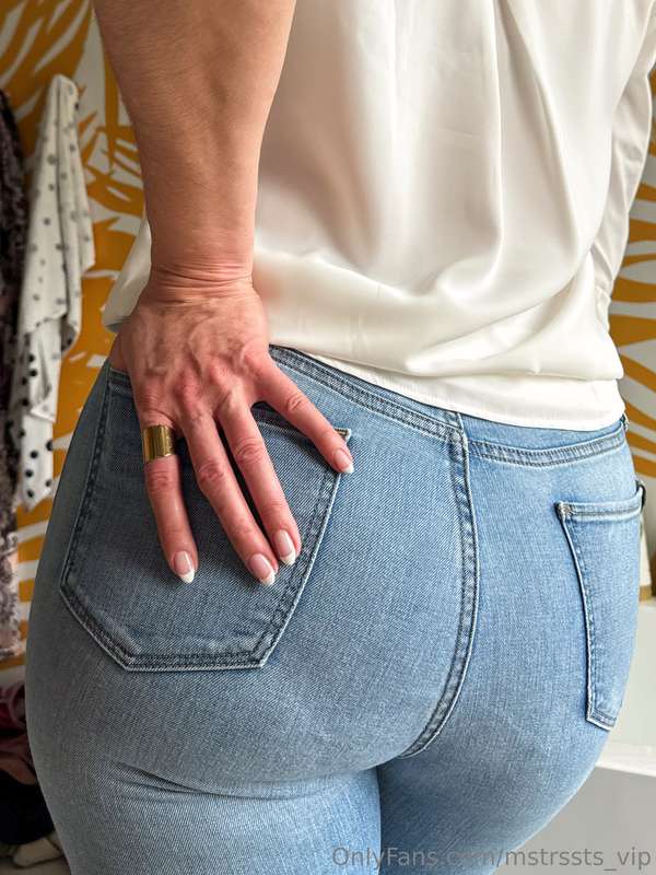 Will these mom jeans still fit after dessert, tho? 😉 2