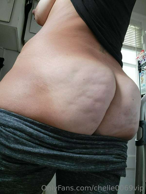 I totally **DID NOT** mean to flake out for MILF Monday 🥲 I .. 4