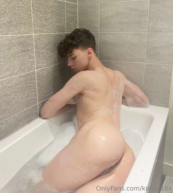 Tryna get clean in this bubble bath but my thoughts are too .. 3