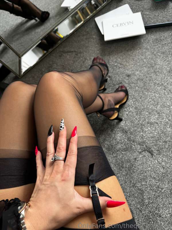 Perfect stunning stockings 🖤 Cervin are so classy!