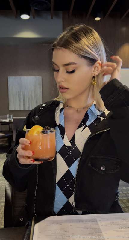 POV: we’re on a dinner date 🥐🥃 main account @grapesleaf