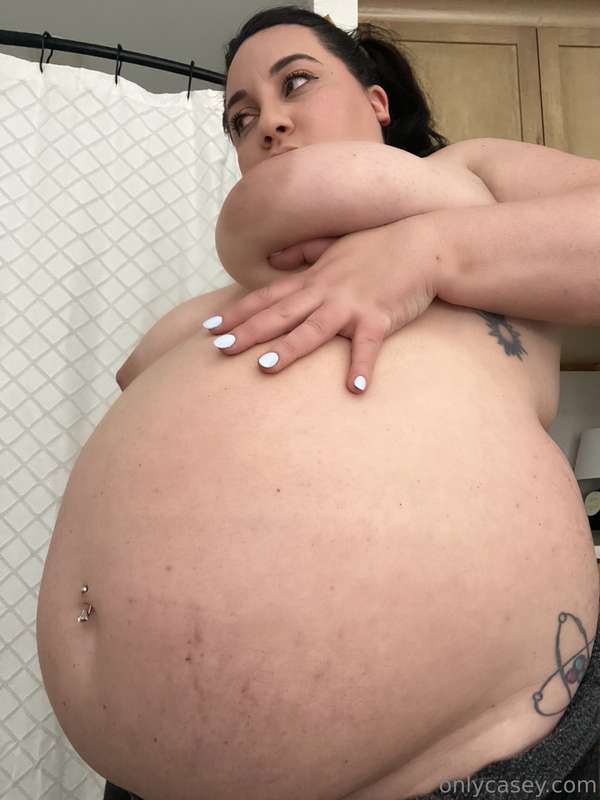 Omg I’m gonna POP 😅😍 Sooooo bloated and boooozy  and now I h.. 3