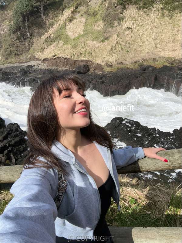 The waves at the Oregon coast are superbly strong 🌊  2