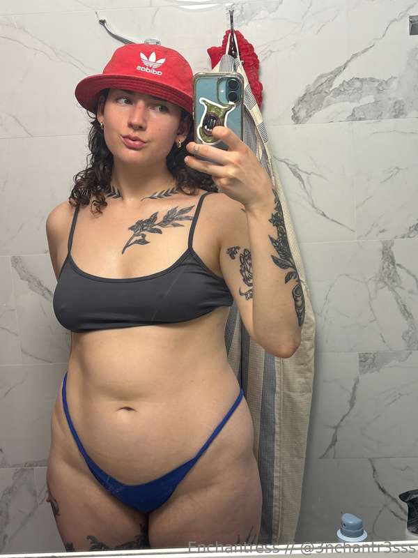 sunscreened 💪✨ look how wide my hips are  1