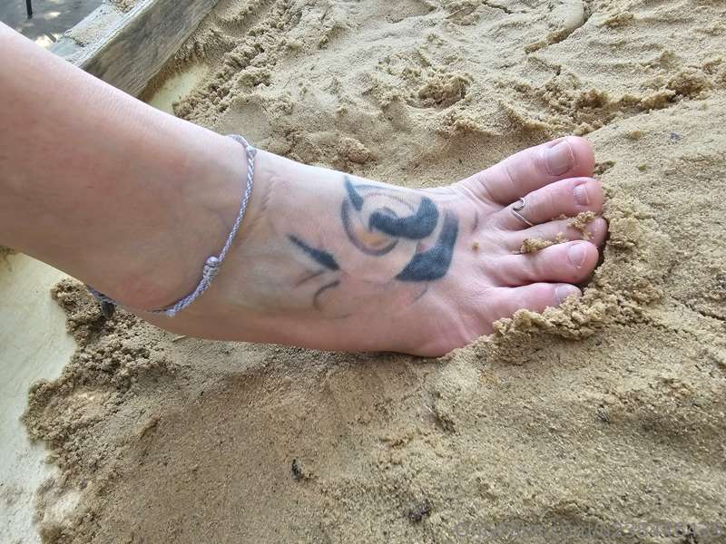 Natural sandy toes!