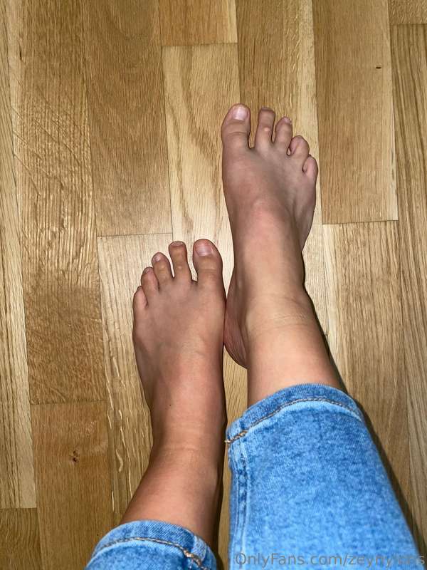 Some bare foot for today 😏 3