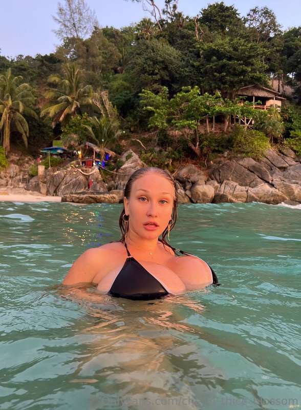 I'm not a good swimmer 💦but my boobs are 🍒😏