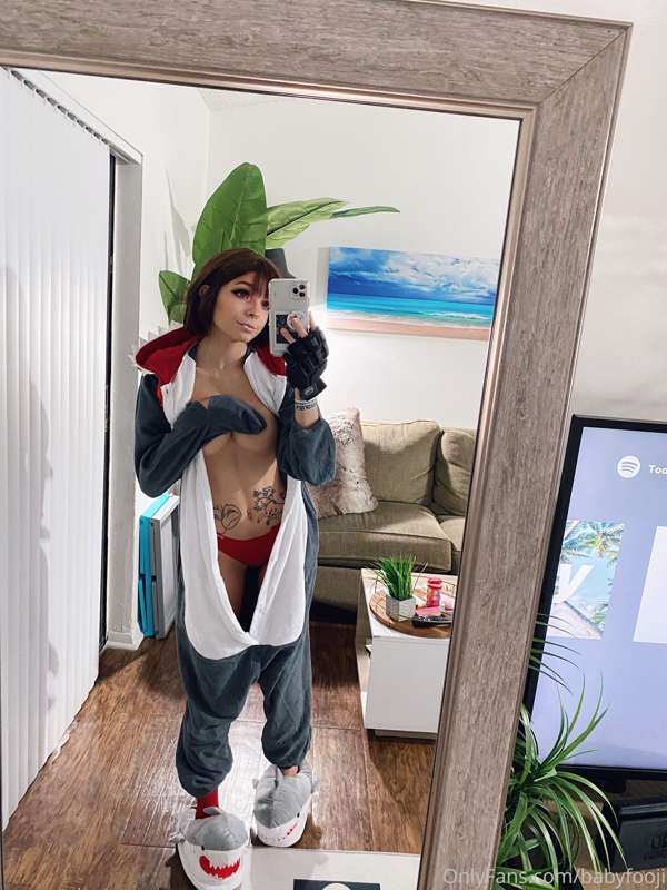 I didn’t do a full set on the shark look but of course I fla.. 25
