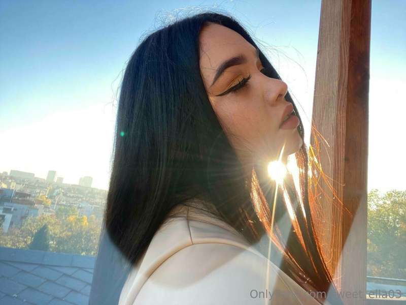 The sun's rays fall so beautifully on my delicate skin🥰