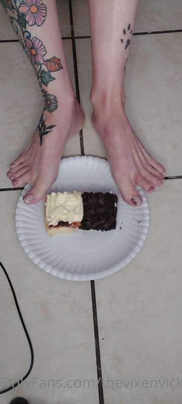 Wanna see these feet covered in cake? 😉