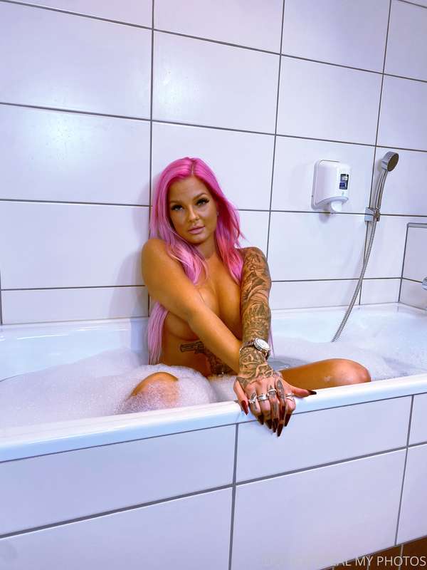 Taking a bath, chat me if you want the vid😏 5