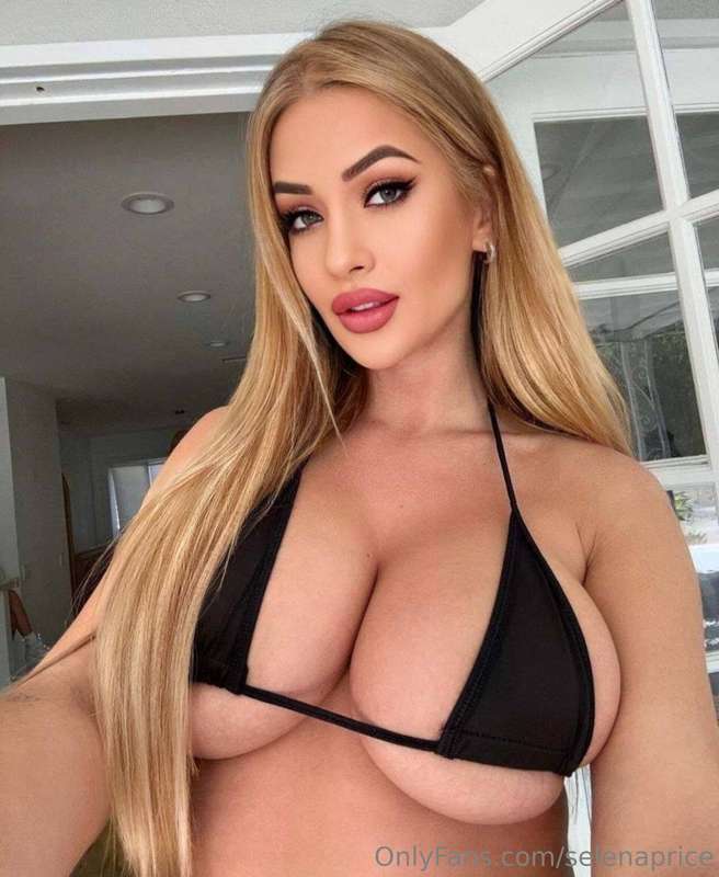 This sexy @bustymamma loves fucking her pussy with a huge di..