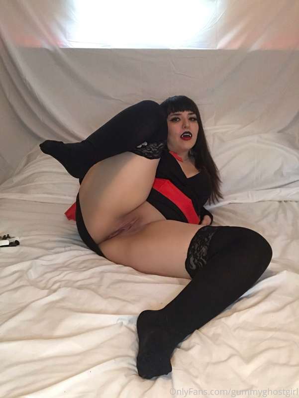 Hex Girls cosplay! Ever wanted to see what’s under Thorn’s d.. 2