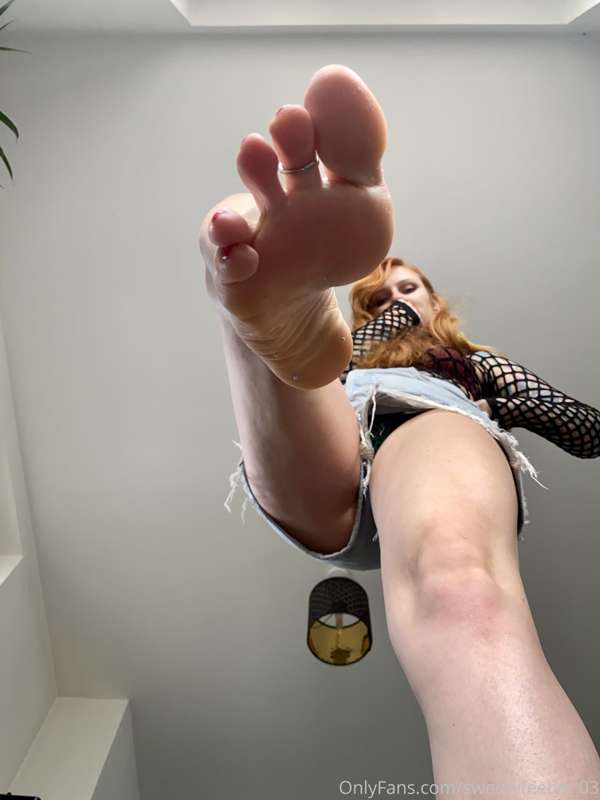 Your just a size of a peck compare to my huge foot .. 
(Vide.. 4