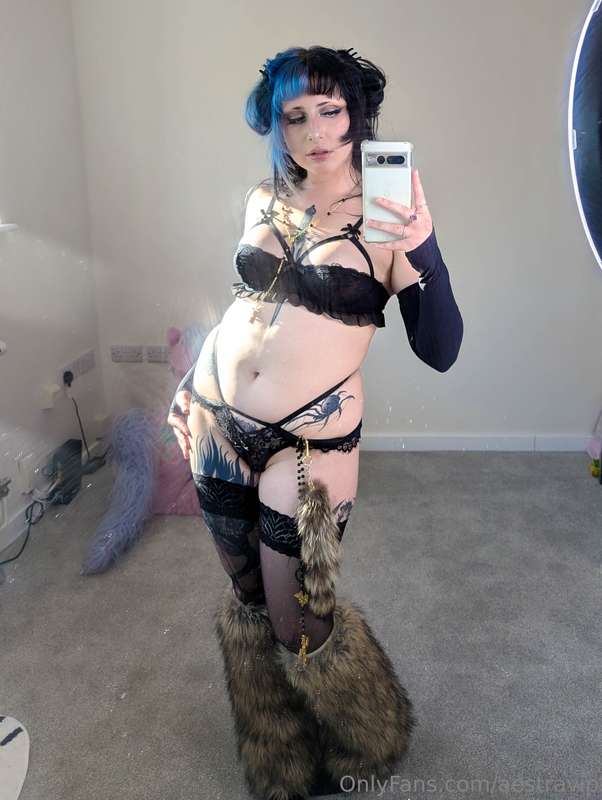 these legwarmers have an unbelievable grip on all my outfits.. 6