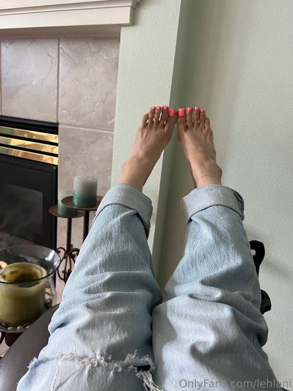 My toes need to be sucked rn 🩷💦 3