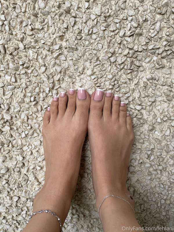 Such a pretty pedi ! One of my favourites yet 🥰 2