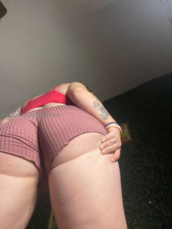 That view from below me is just… 🥴🤤 2