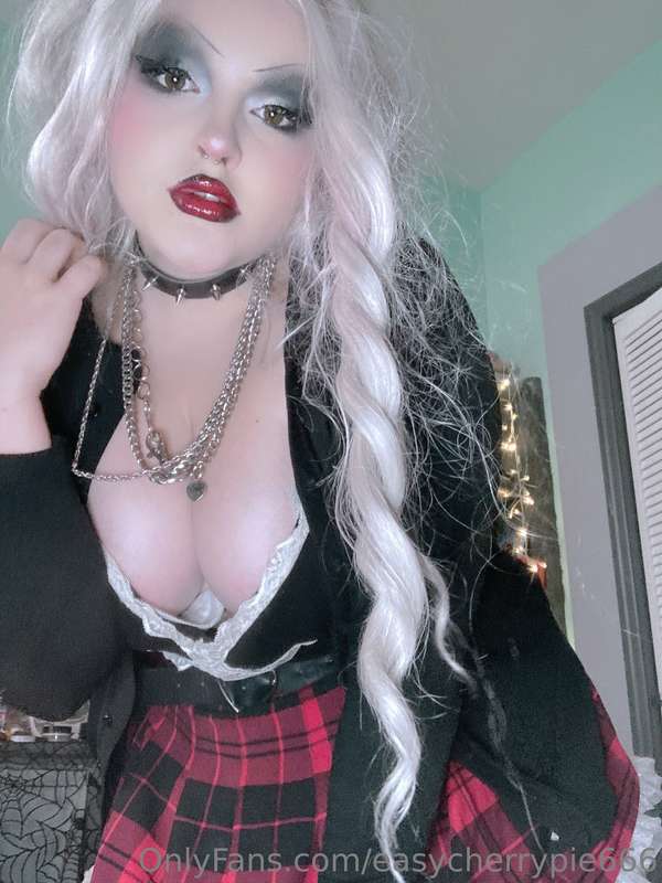 Wanna push up my skirt🥴🖤