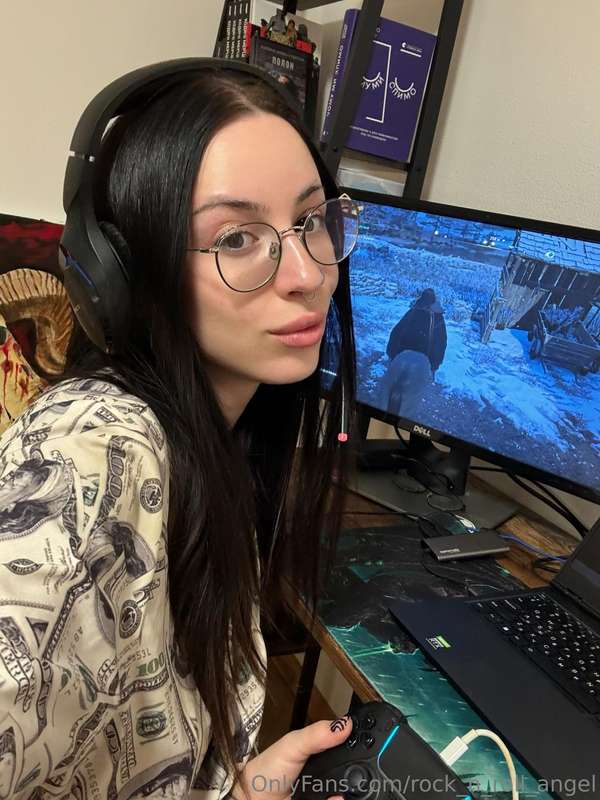 Gamers here? 😋 Can you guess the game I'm playing? 🤔 Write y..