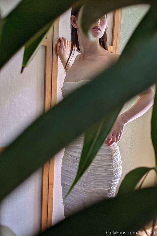 Your woman waiting at the door for cocktail hour (click for ..
