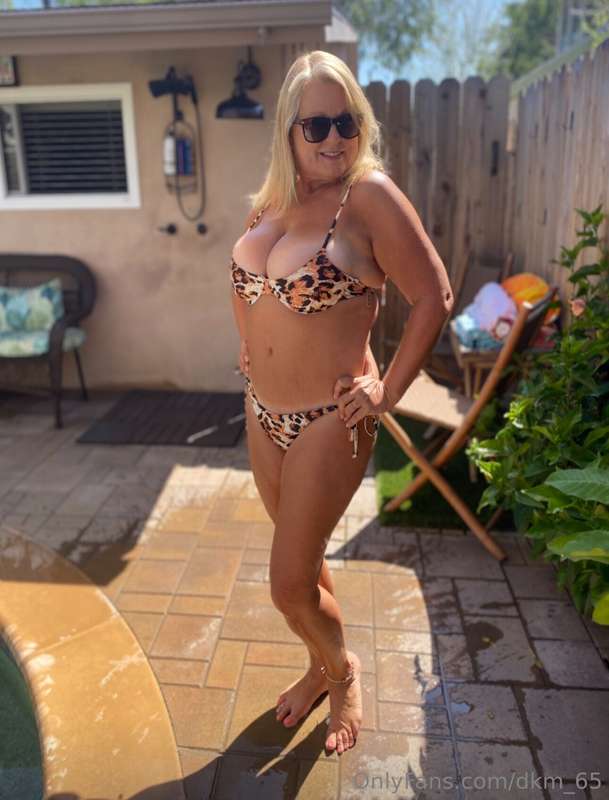 I feel like @dddiegosan in this bikini. Trying to stuff H cu.. 8