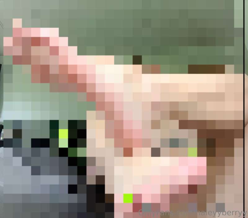 For me feet lovers 👣🤍There’s 5 videos + 1 video of me rubbin..