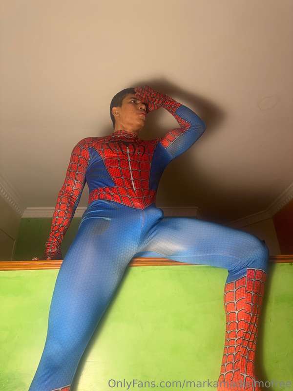 Spiderman sigue patrullando por los criminales, y también vi..