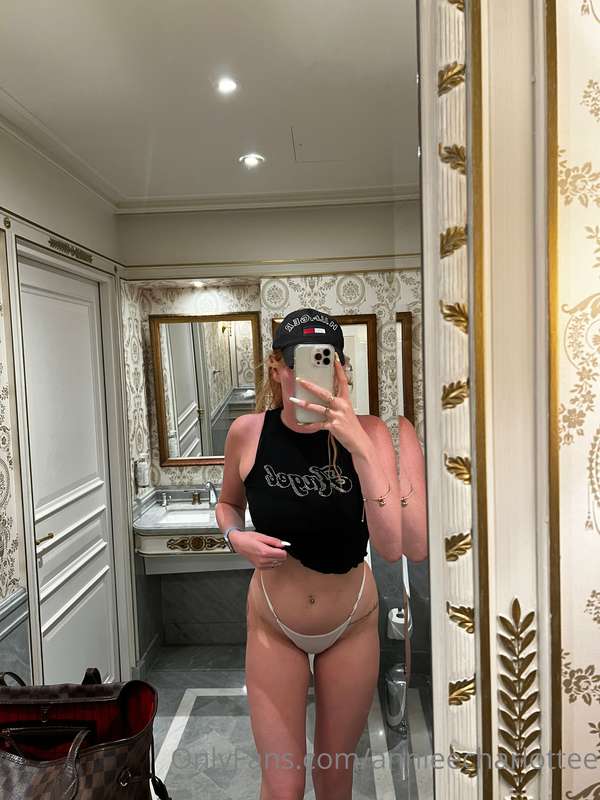 When I see a mirror I have to take a photo in it 😜 3
