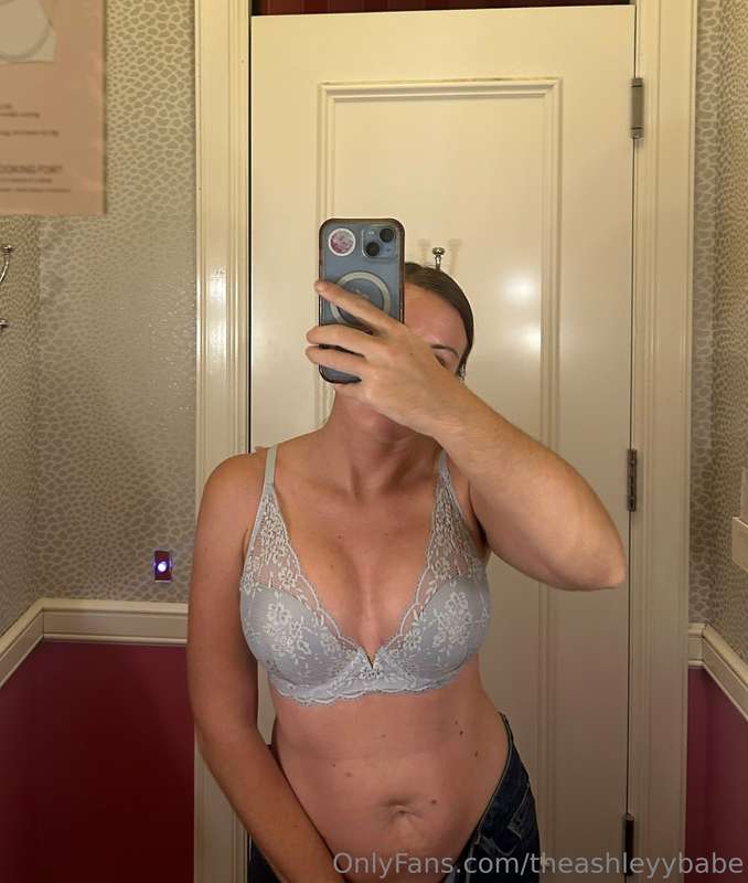 Stopped at VS today to treat the girls to some new things 😏 ..