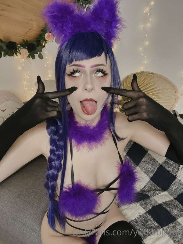 Ahhhhhhhh my rosaria maid dress and my baal cosplay arrived .. 1