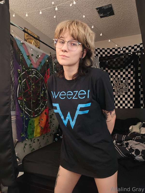 NEW Lazy Addy photos otw to ur inbox 📥God I love Weezer7/3/2..