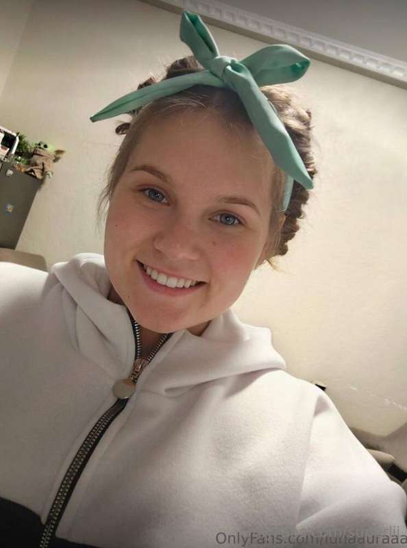 This pretty babe @lunaauraaa is crazy about how you can poss..