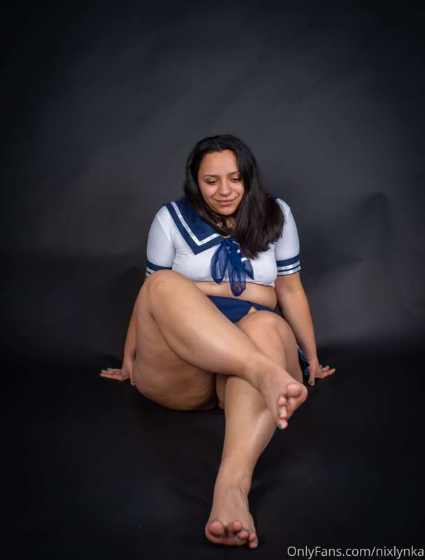 Feet focused post for my foot fans! This is apart of an olde..