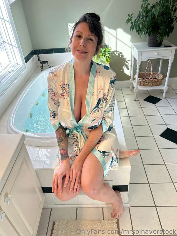 Getting ready to hop in the tub 💦