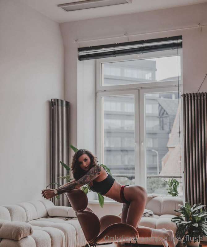 Look at my playful and seductive body🤤. Don't you want to fe..