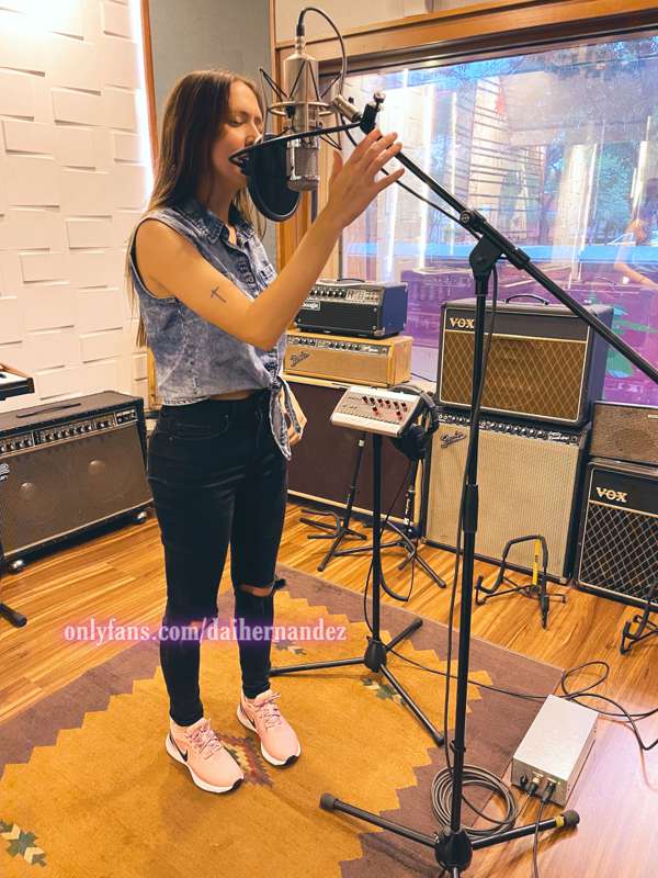 Holaa❤️‍🔥 Hoy grabe mi próxima canción en el estudio🤩 Ya qui.. 1