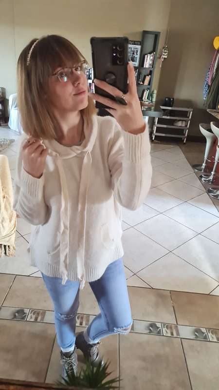 “Me my selfie and i” Keep swiping😚 2